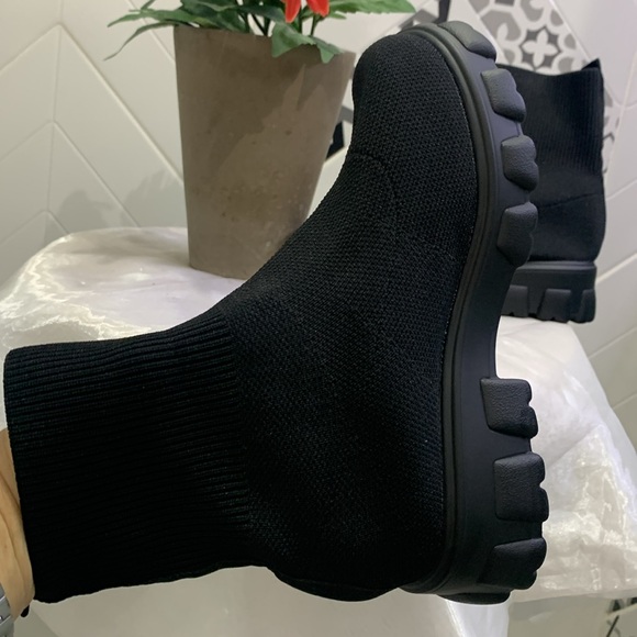 BNWT Fashionable Comfort Fall Black Pull on Booties - Picture 7 of 14